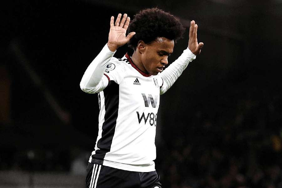 Willian durante jogo da Premier League contra o Chelsea, seu ex-clube