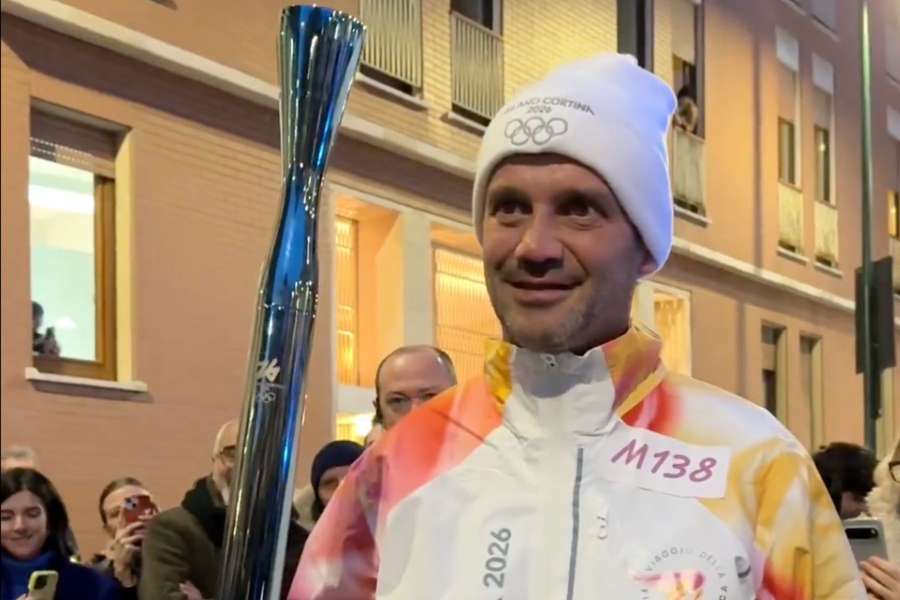 Cristian Chivu a purtat torța olimpică la Milano, înainte de deschiderea Jocurilor Olimpice de iarnă