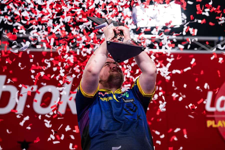 Littler po zwycięstwie w PDC Players Championship Finals 2025.
