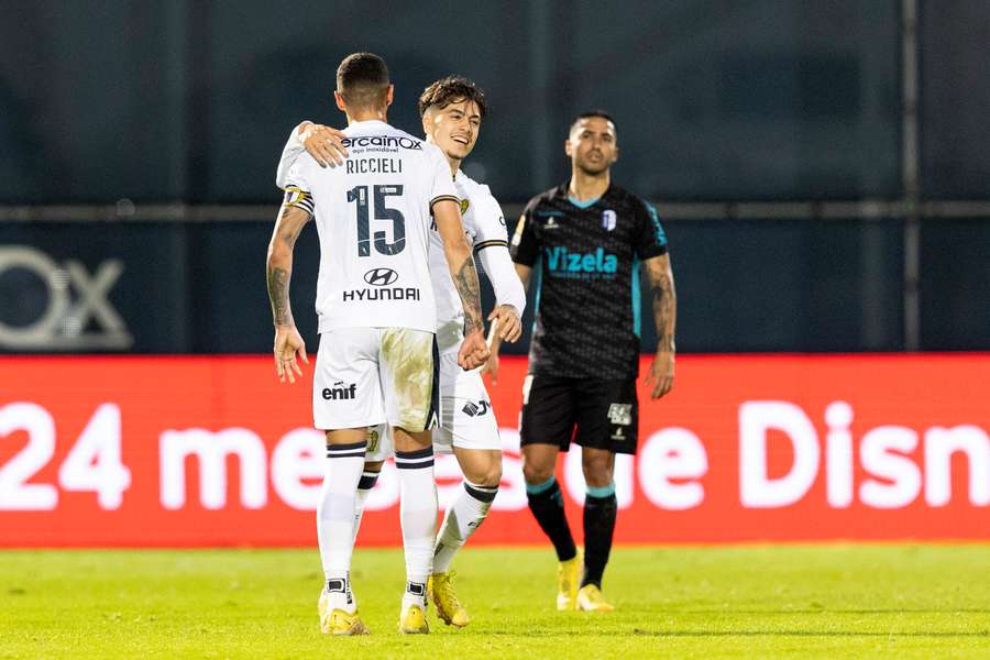 Iván Jaime festeja com Riccieli o 2-1 alcançado aos 81 minutos