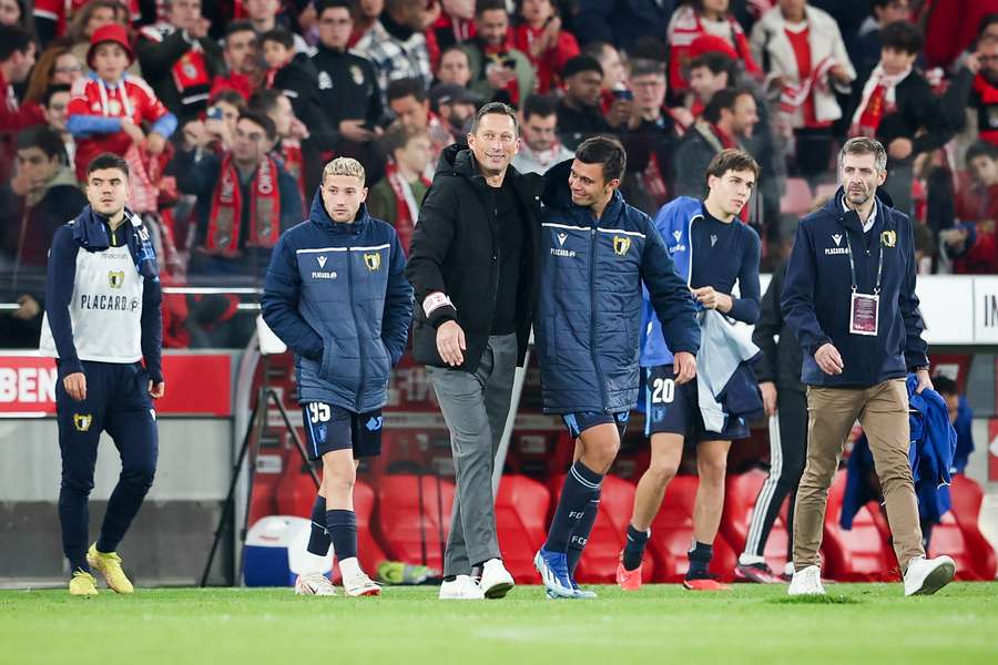 Roger Schmidt com Henrique Araújo, avançado emprestado pelo Benfica ao Famalicão