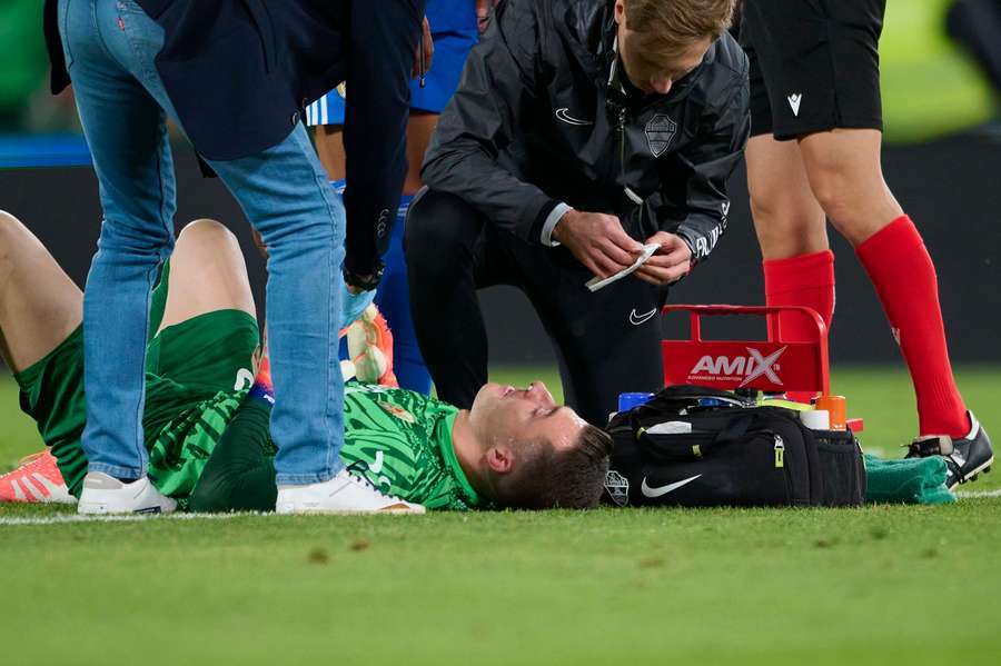 Iňaki Peňa po tvrdém kontaktu s Viníciusem nedokázal zabránit gólu Judea Bellinghama. Iňaki Peňa po tvrdém kontaktu s Viníciusem nedokázal zabránit gólu Judea Bellinghama.