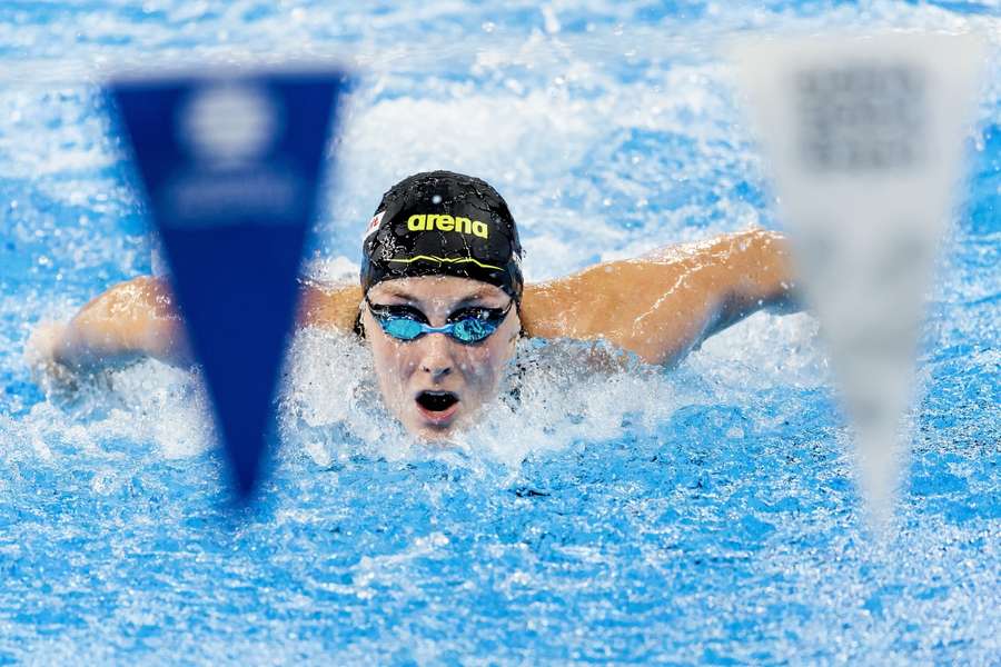 Marrit Steenbergen in actie op de wereldkampioenschappen langebaan zwemmen