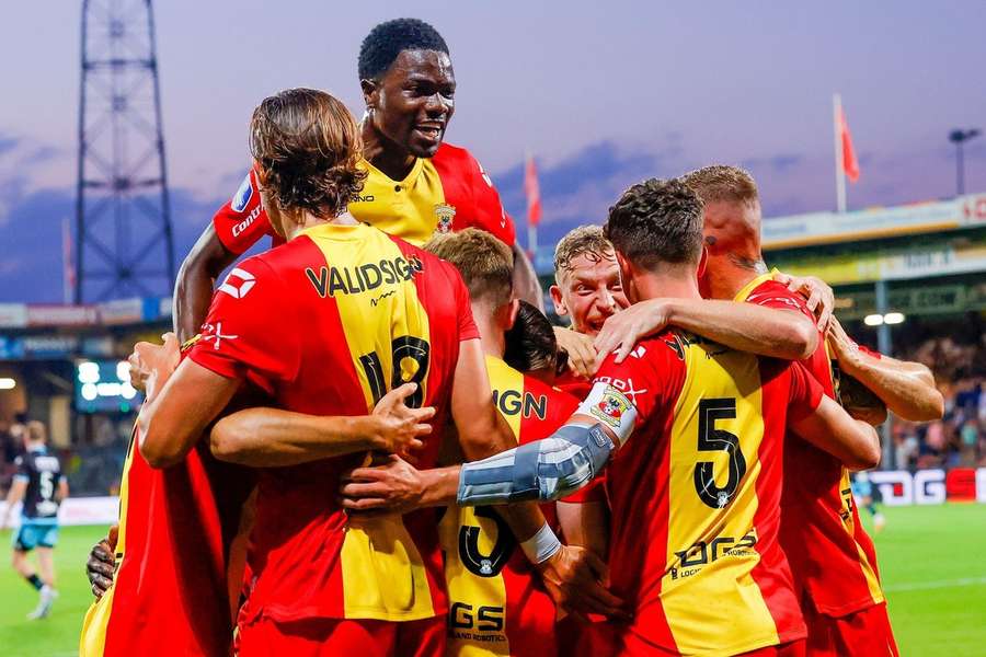 Spelers van Go Ahead Eagles vieren een treffer tegen FC Volendam