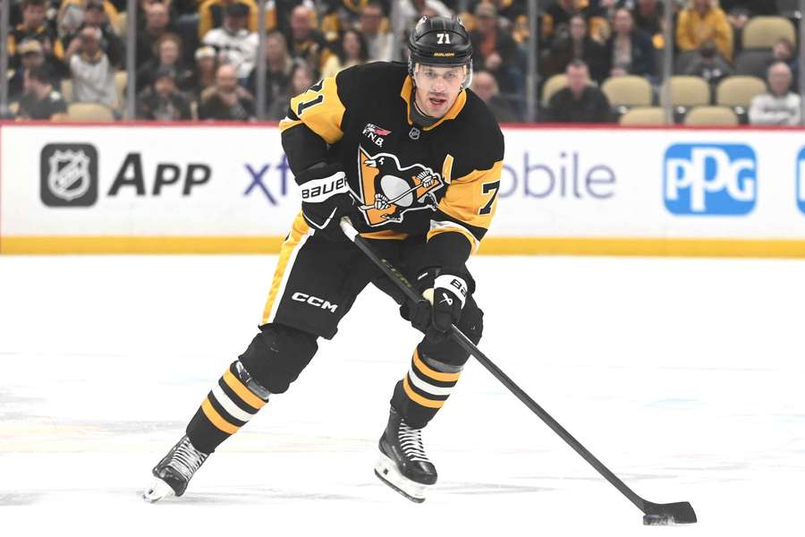 Evgeni Malkin handling the puck