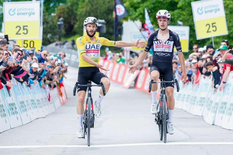 Adam Yates, de amarelo, e João Almeida na Volta à Suíça