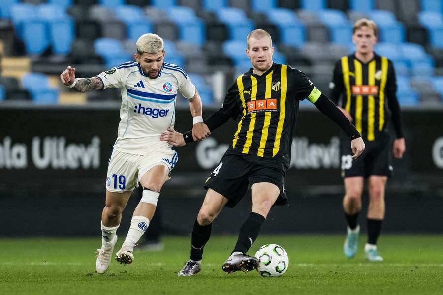 Julio Enisco of Strasbourg and Simon Gustafson of Hacken battle it out Julio Enisco of Strasbourg and Simon Gustafson of Hacken battle it out