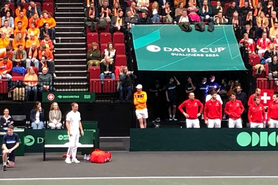 Botic van de Zandschulp volgt de tiebreak voor de eerste set van achter de bank van Zwitserland