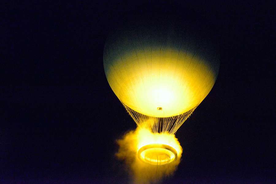 Als Heißluftballon leuchtet das Olympische Feuer über ganz Paris.