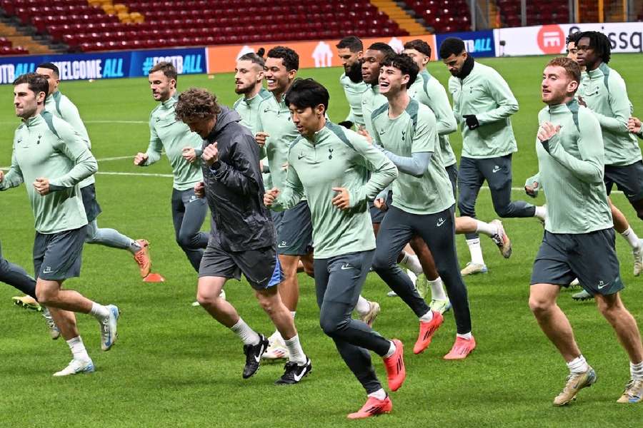 Jogadores do Tottenham realizam última atividade antes de duelo com o Galatasaray