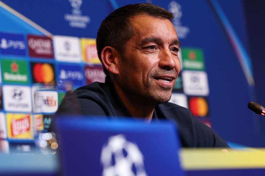 Van Bronckhorst wants to see a 'fearless' Feyenoord against Barcelona