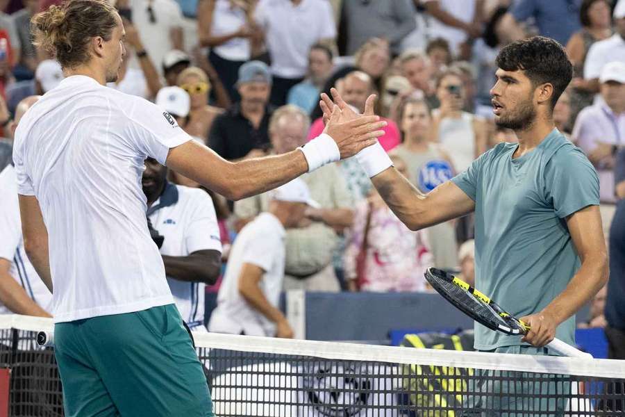 Alexander Zverev gratuluje Carlosi Alcarazovi k postupu do finále.