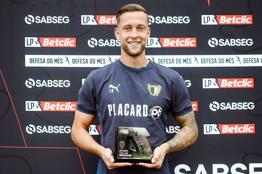 Justin de Haas com o troféu de defesa do mês de agosto