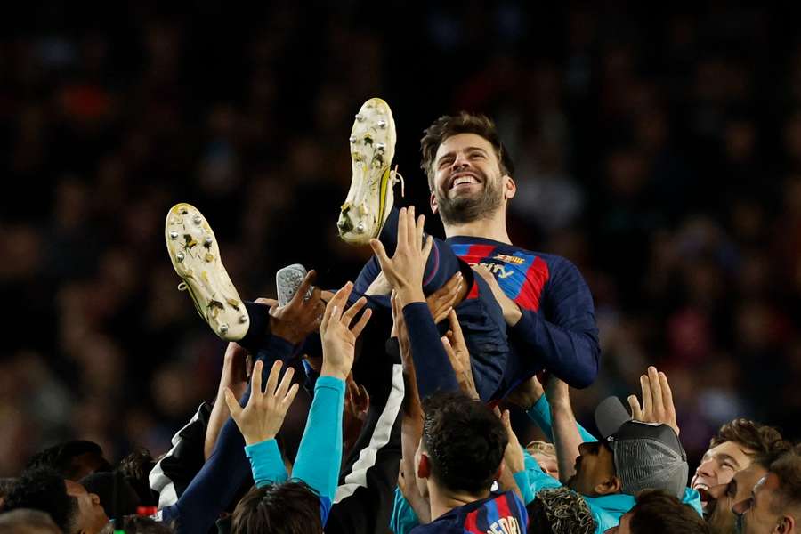 Piqué i guldstol efter sidste dans på Camp Nou.