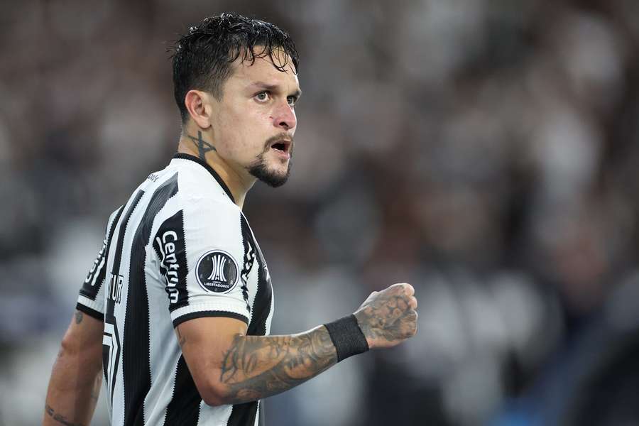 Artur brilhou na vitória do Botafogo sobre o Estudiantes