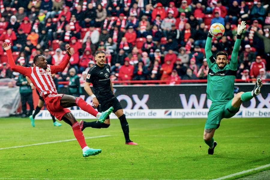 Sheraldo Becker (Union Berlin), erzielt gegen Fabian Bredlow (VfB Stuttgart) das Tor zum 1:0 
