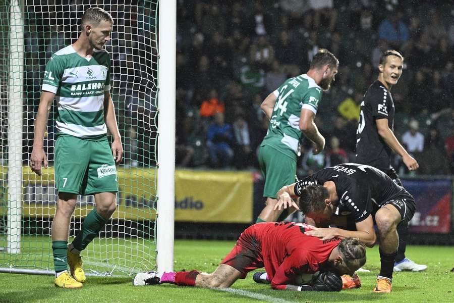 Hradec zejména ve druhém poločase přečkal několik šancí domácích, na čemž měl velký podíl gólman Michal Reichl.