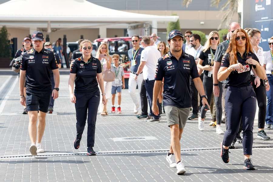 Sergio Pérez blijft Max Verstappen voor in derde vrije training GP Abu Dhabi