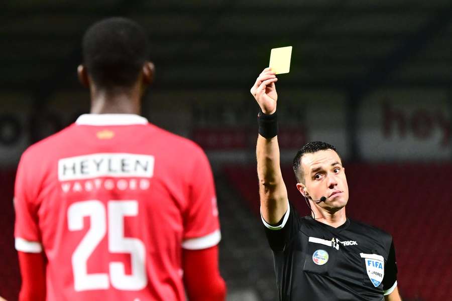 Arbitrul belgian Jasper Vergoote îl avertizează pe fundașul Kouyate Kiki de la Royal Antwerp FC Arbitrul belgian Jasper Vergoote îl avertizează pe fundașul Kouyate Kiki de la Royal Antwerp FC