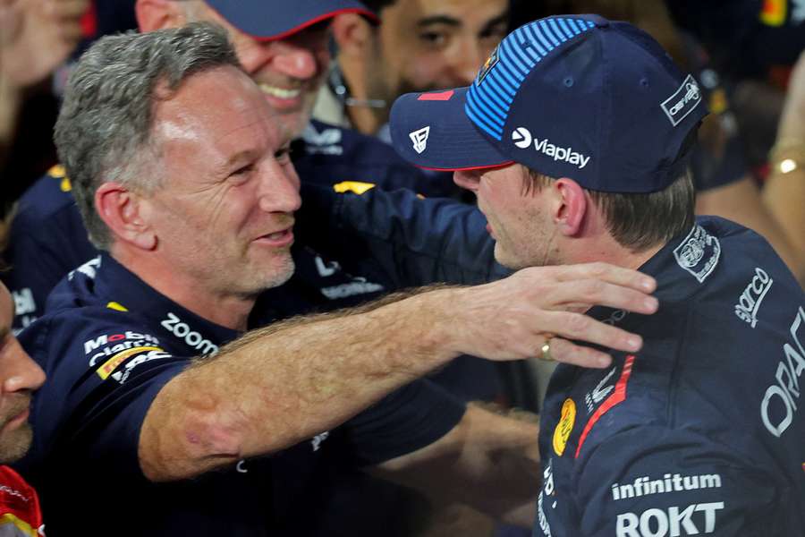 O piloto neerlandês da Red Bull Racing, Max Verstappen (à direita), celebra com o chefe de equipa da Red Bull Racing, Christian Horner 