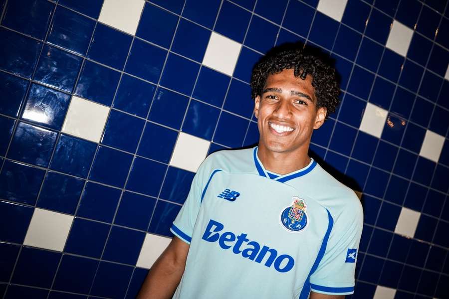 Souza é reforço do FC Porto Souza é reforço do FC Porto