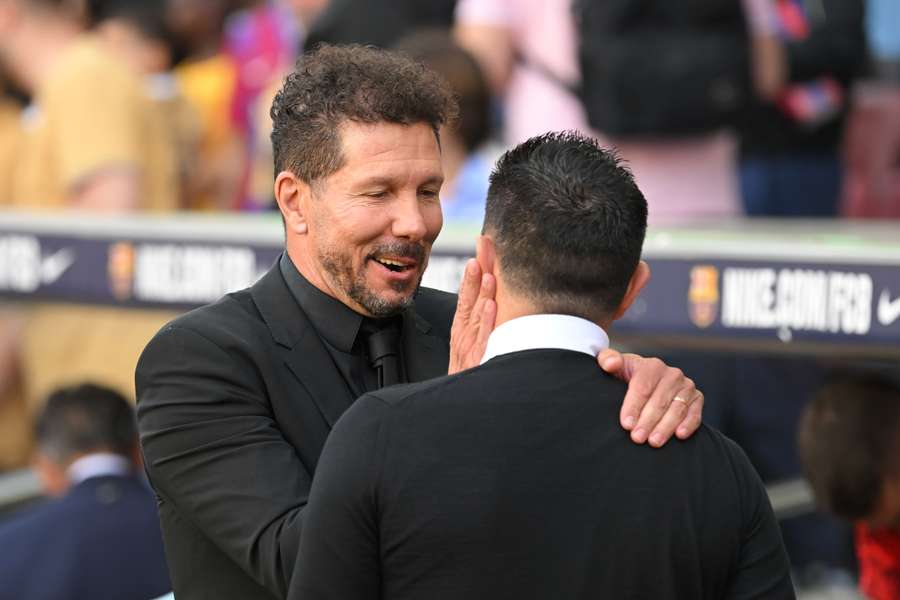 Simeone y Xavi se saludan de forma cariñosa