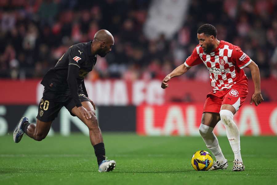 Arnaut Danjuma ante Dimitri Foulquier