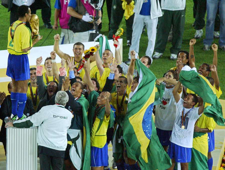 Cafu, căpitanul Braziliei în 2002, ridică trofeul în Japonia.