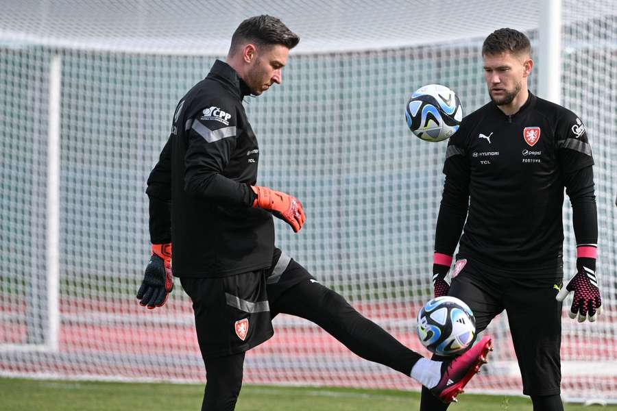 Čeští brankáři během tréninku na utkání s Polskem.