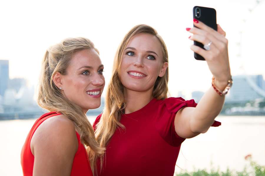 Kerber e Wozniacki tiram uma selfie juntas no WTA Finals de 2018