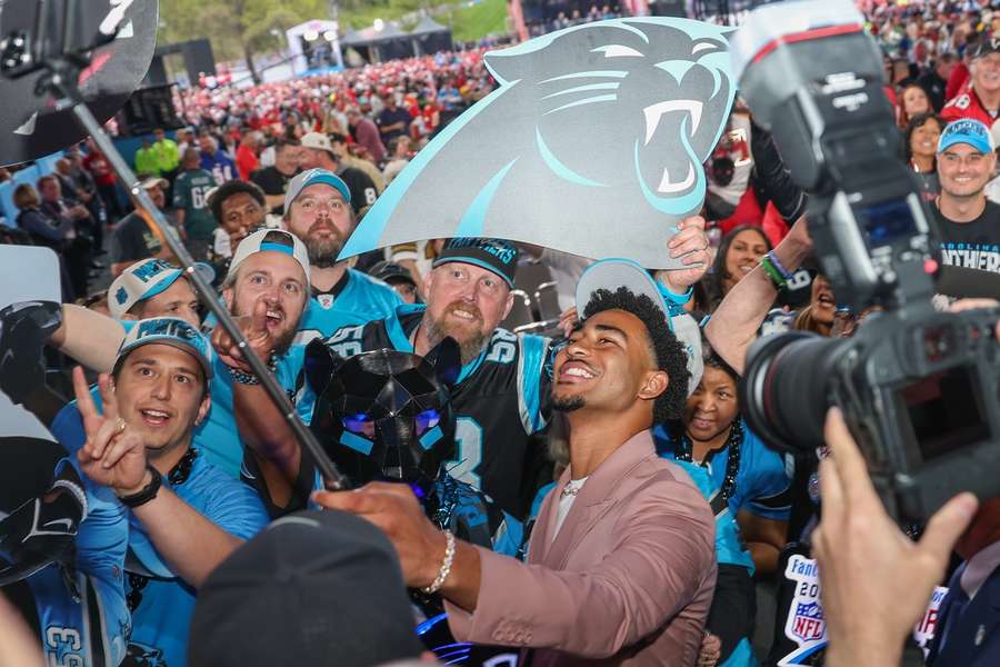 Bryce Young poseert met fans van de Carolina Panthers nadat het team hem koos tijdens de NFL Draft