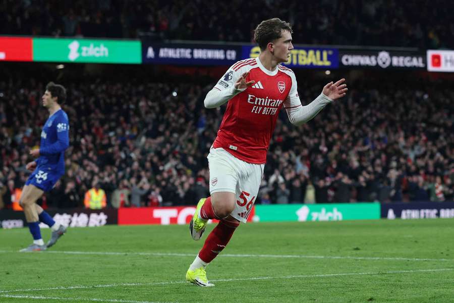 Walcott hoping England IGNORE Arsenal whiz Dowman for World Cup Walcott hoping England IGNORE Arsenal whiz Dowman for World Cup