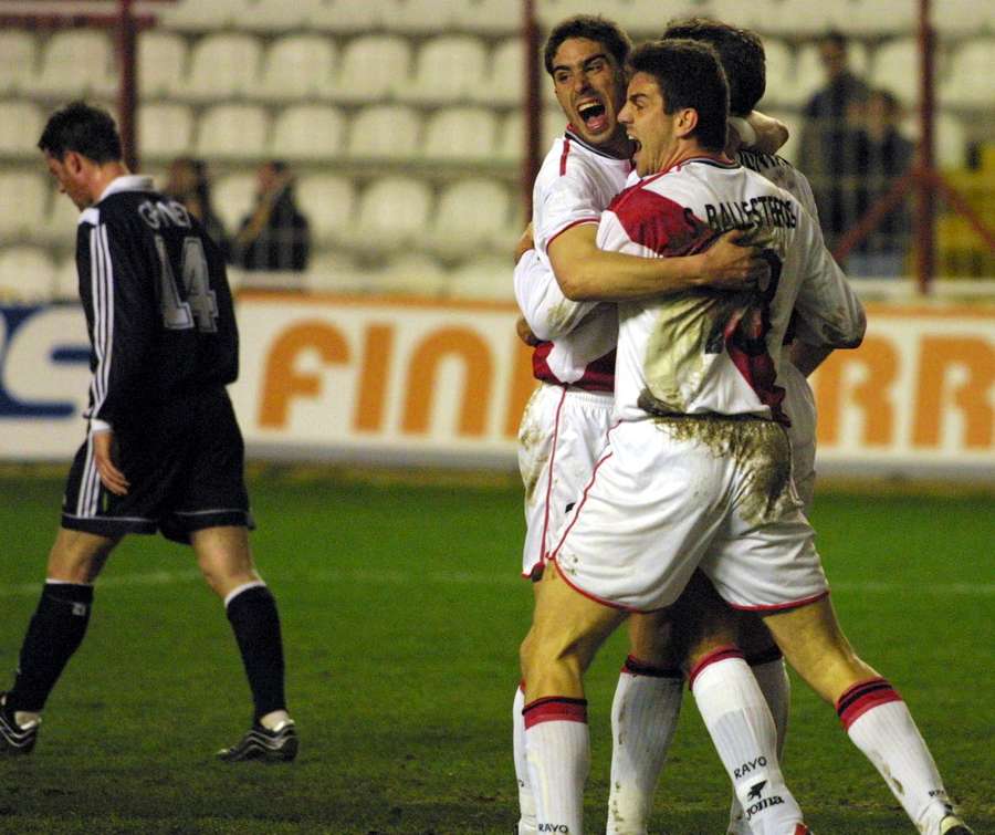 De Quintana (C), entouré de ses coéquipiers du Rayo Vallecano, célèbre son but égalisateur face aux Girondins de Bordeaux le 15 février 2001, lors d’un match de Coupe UEFA à Vallecas.