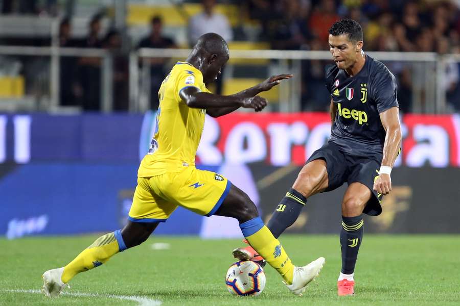 Raman Chibsah, în duel cu Cristiano Ronaldo, în partida dintre Frosinone și Juventus din 2018