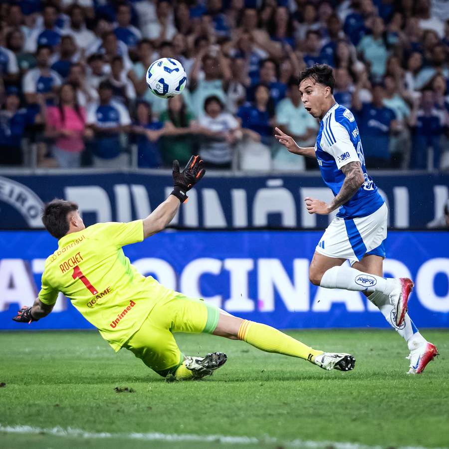 Kaio Jorge encobriu Rochet e determinou a vitória do Cruzeiro