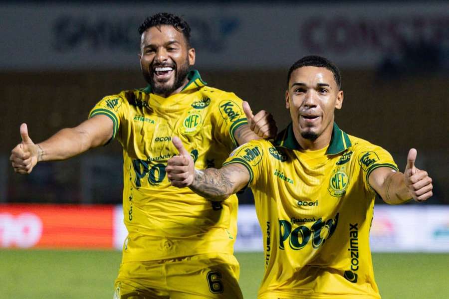 Denilson fez o gol e comemorou à la Reinaldo