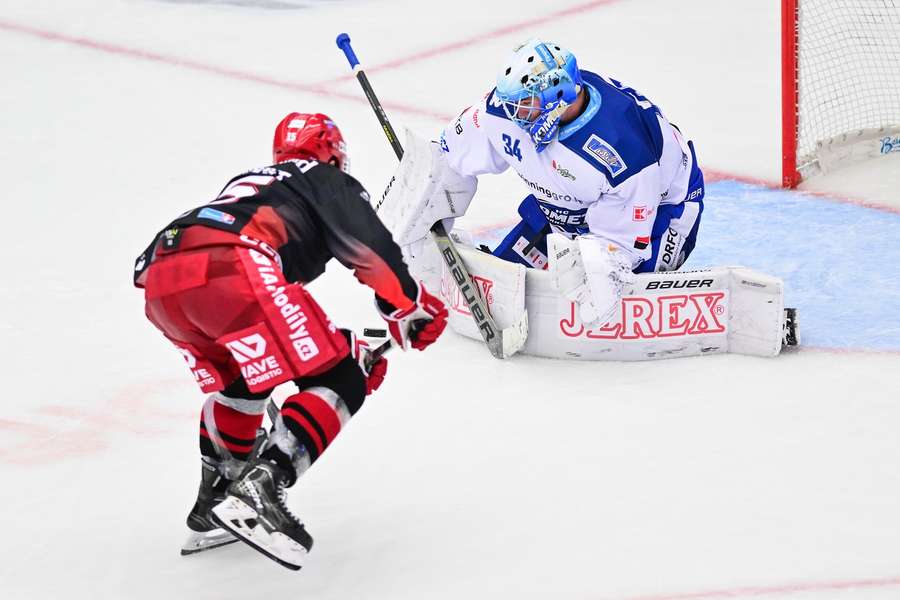 Michala Postavu v zápase s Hradcem jako jediný překonal Ryan Dmowski.