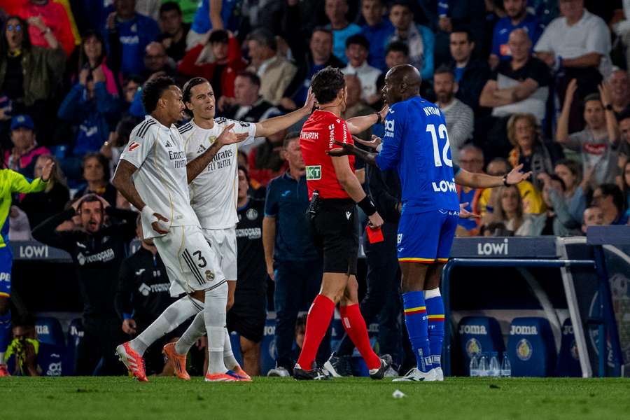 Nyom duró 39 segundos sobre el terreno de juego