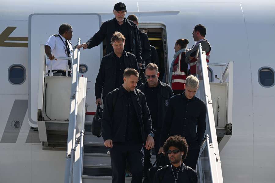 Die DFB-Spieler und weitere Offizielle steigen aus dem Flugzeug in Doha.