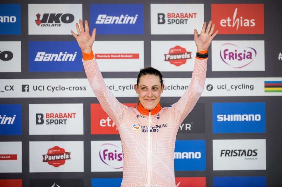 Lucinda Brand op het podium tijdens het WK veldrijden