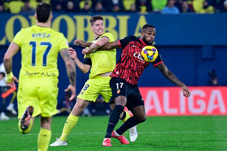 Unai Emery admite el interés del Aston Villa en fichar al argentino Foyth