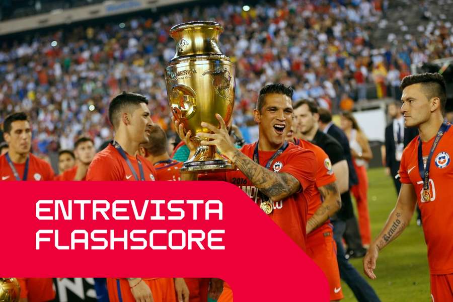 Mark Gonzalez segura o troféu da Copa América de 2016