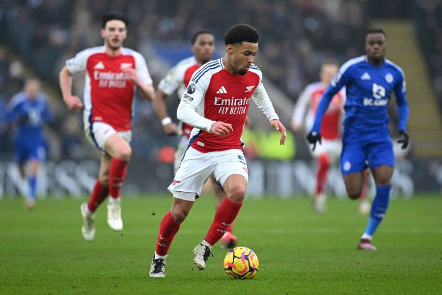 Ethan Nwaneri of Arsenal runs with the ball
