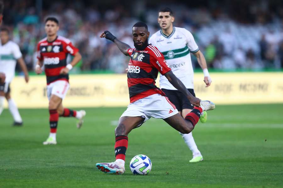 Gerson acertou lindo chute de fora da área