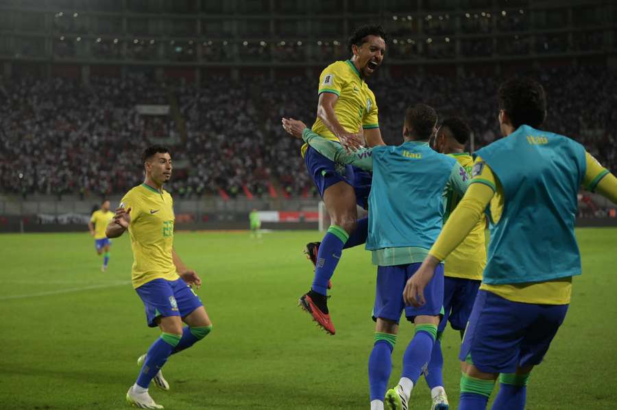 Marquinhos remerciant Neymar pour son offrande.