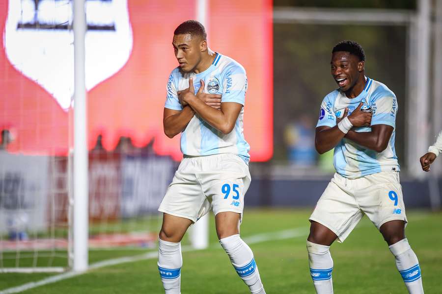 Carlos Vinícius e Amuzu marcaram em Riestra 0x3 Grêmio