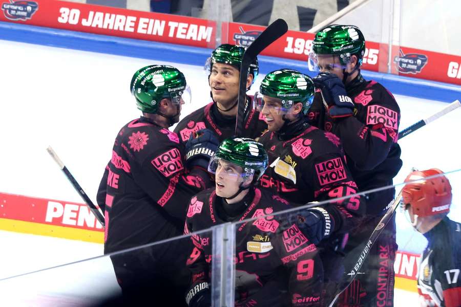 Die Eisbären Berlin feiern den Treffer von Frederik Tiffels.
