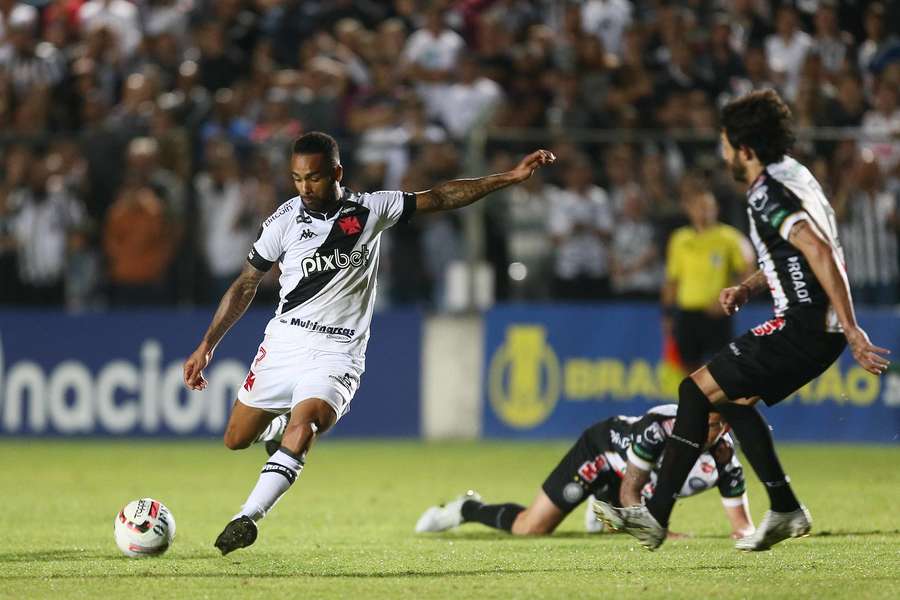 Os gols do Vasco foram marcados por Bruno Tubarão e Alex Teixeira (2)