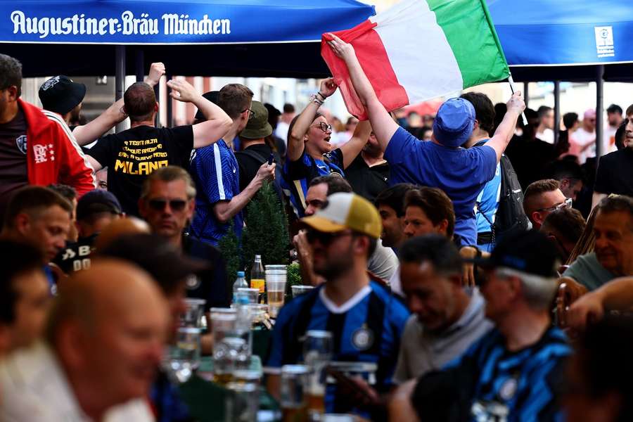 Fans von Inter Mailand im Augustiner Bräu in München Fans von Inter Mailand im Augustiner Bräu in München
