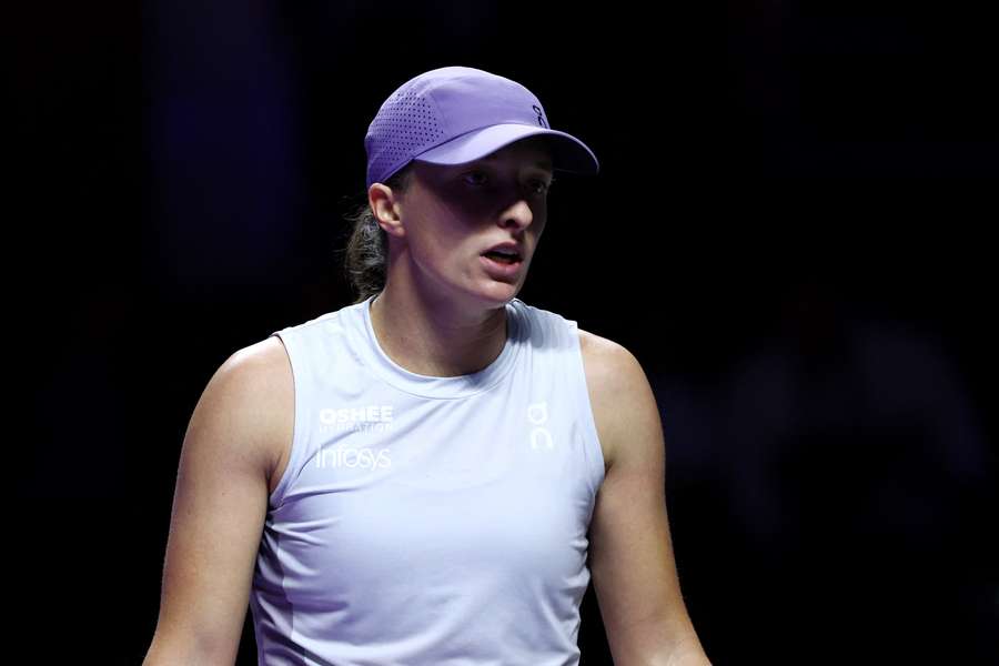 Nieoczekiwany spadek mocy. Świątek po świetnym początku rozbita przez Rybakinę Nieoczekiwany spadek mocy. Świątek po świetnym początku rozbita przez Rybakinę